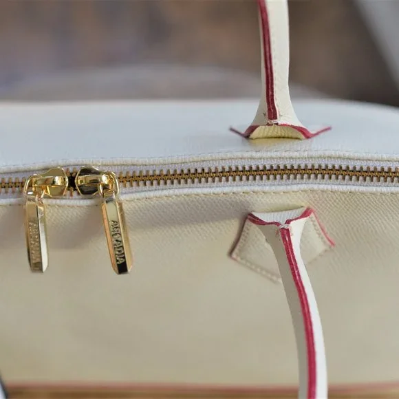 NEW ! ARCADIA  LEATHER BUGATTI BAG WITH DUST BAG. MADE IN ITALY - Picture 5 of 12